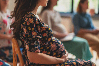 Un groupe de femmes enceintes qui partagent un atelier