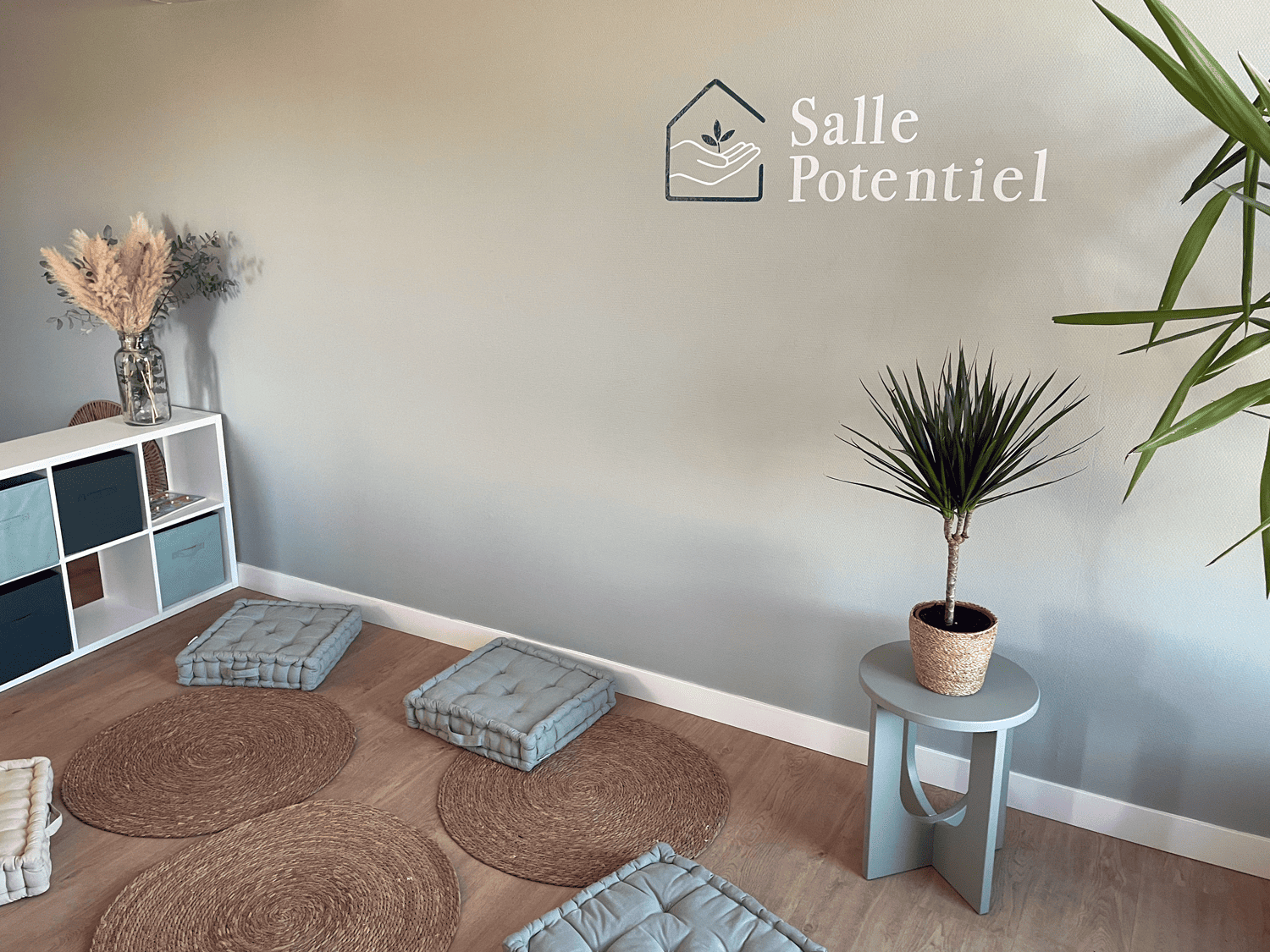 Une salle avec des coussins au sol