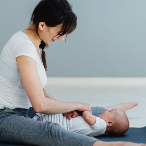 Une maman manipule son bébé