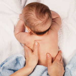 Massage bébé : créer du lien en douceur