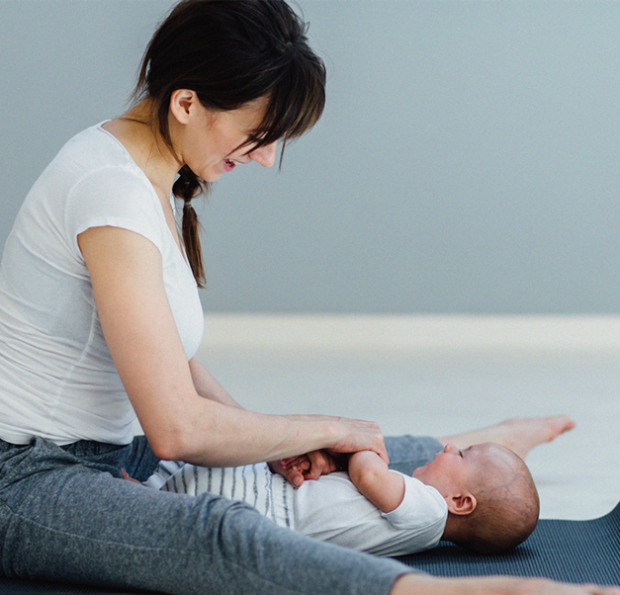 Une maman manipule son bébé